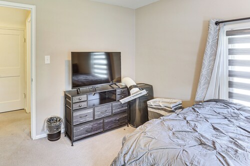 Cozy Home 4 Mi to YSU Campus: Penguins Welcome!