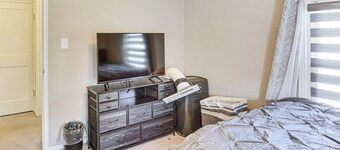 Cozy Home 4 Mi to YSU Campus: Penguins Welcome!