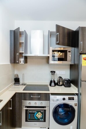 Full-size fridge, microwave, oven, stovetop
