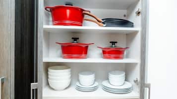 Comfort Studio Suite | Private kitchen | Full-size fridge, microwave, oven, stovetop