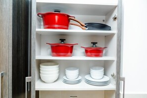 舒适开间套房 | 私人厨房 | 大冰箱、微波炉、烤箱、炉灶