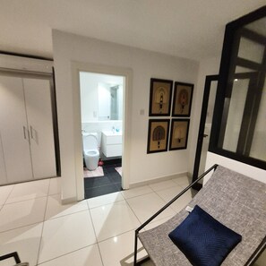 Comfort Apartment | Bathroom | Separate tub and shower, towels, soap, shampoo