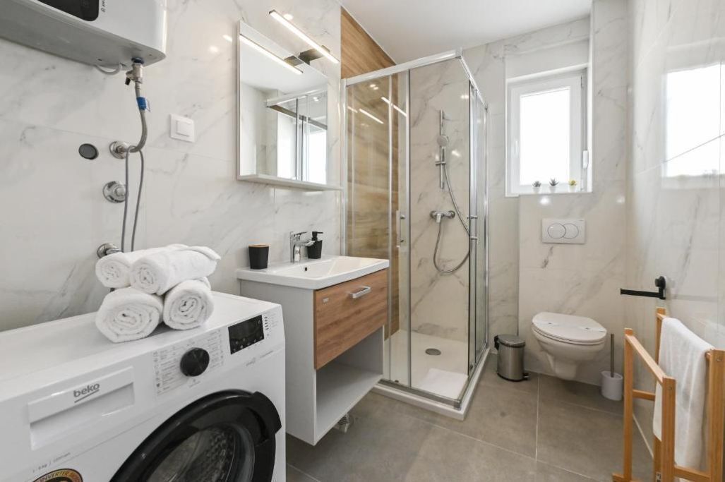 Shower, hair dryer, towels, toilet paper