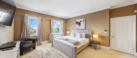 8 chambres, fer et planche à repasser, Wi-Fi, draps fournis