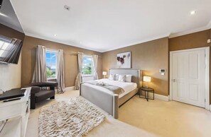 8 bedrooms, iron/ironing board, WiFi, bed sheets