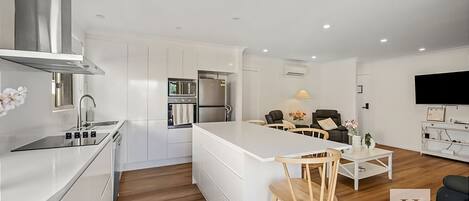 Refrigerador, microondas, horno y parrilla de estufa