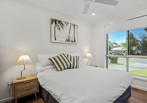 3 habitaciones, tabla de planchar con plancha y cuna de viaje 