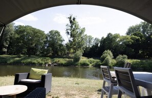 Outdoor dining - Camping Gritt - De Lodge (Erpeldange-sur-Sûre)