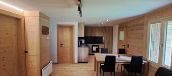 Newly renovated chalet, close to the center, ski slopes and hiking trails.