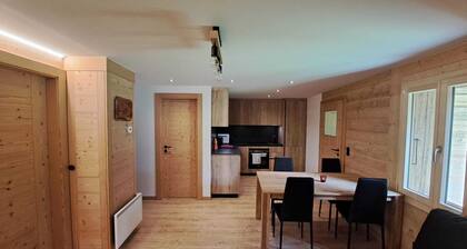 Chalet fraichement rénové, proche du centre, des pistes de ski, et randonnées.