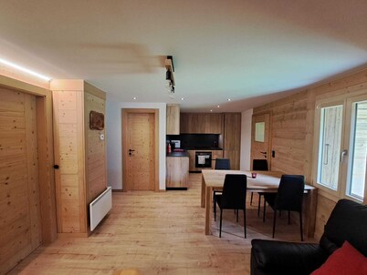 Newly renovated chalet, close to the center, ski slopes and hiking trails.