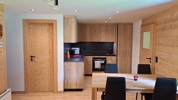 KĂŒhlschrank, Mikrowelle, Ofen, Herdplatte