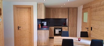 Newly renovated chalet, close to the center, ski slopes and hiking trails.