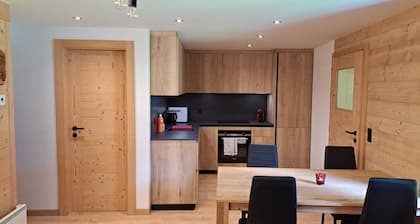 Newly renovated chalet, close to the center, ski slopes and hiking trails.