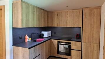 Frigorifero, microonde, forno, piano cottura