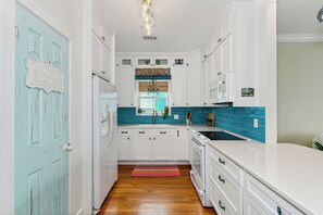 Fridge, microwave, oven, dishwasher - Waves and Whispers Retreat (Navarre)