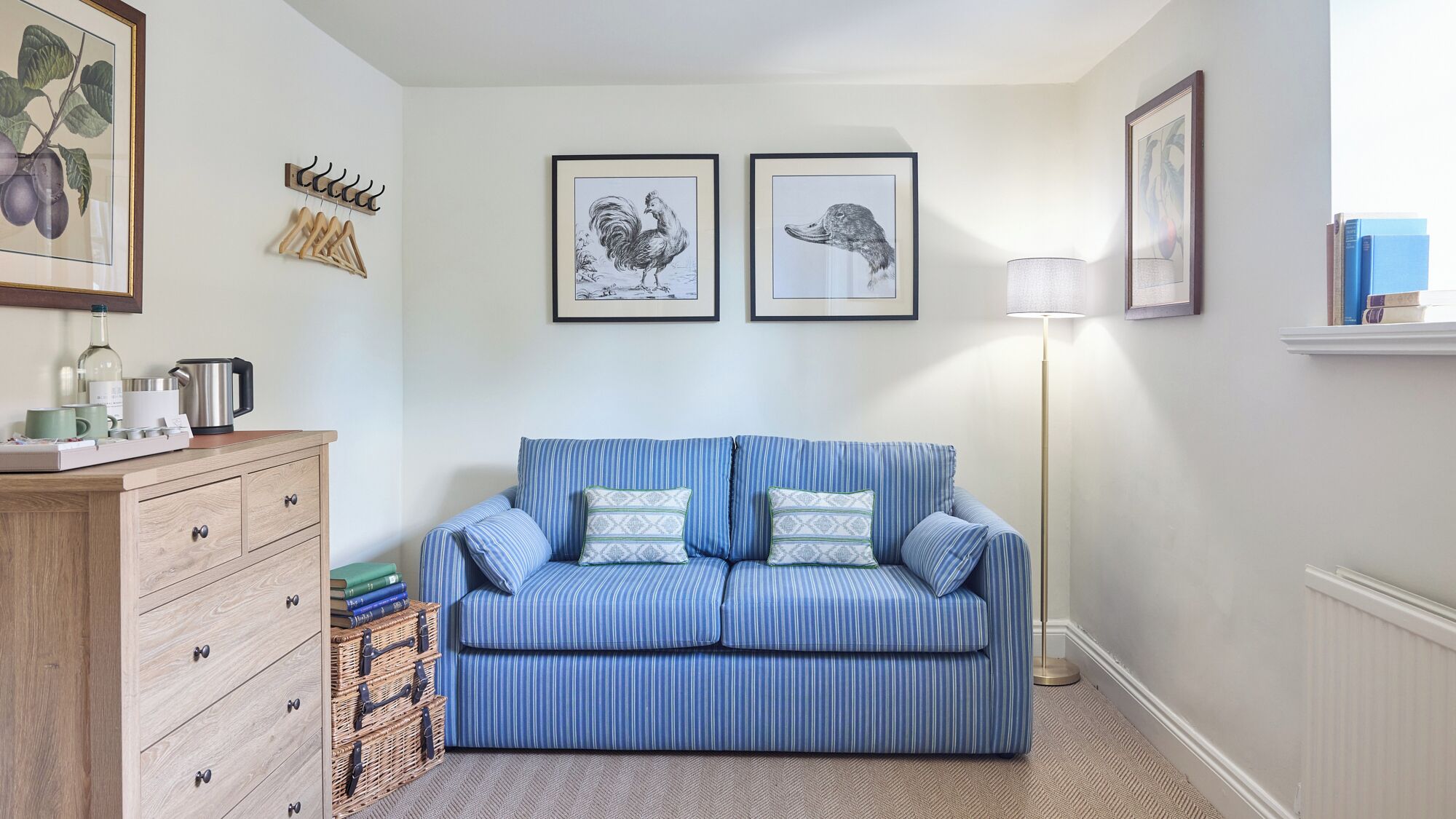 Suite, 1 King Bed with Sofa bed, Non Smoking, Bathtub | Living area