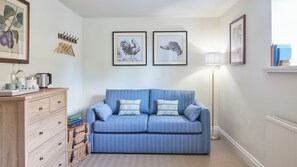 Suite, 1 King Bed with Sofa bed, Non Smoking, Bathtub | Living area