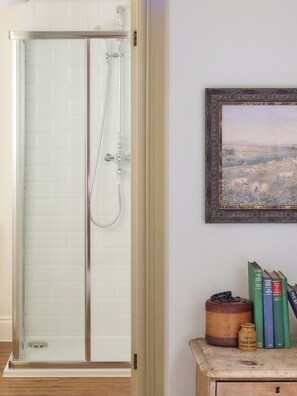 Suite, 1 King Bed, Non Smoking, Pets Allowed | Bathroom | Hair dryer, towels, soap, shampoo