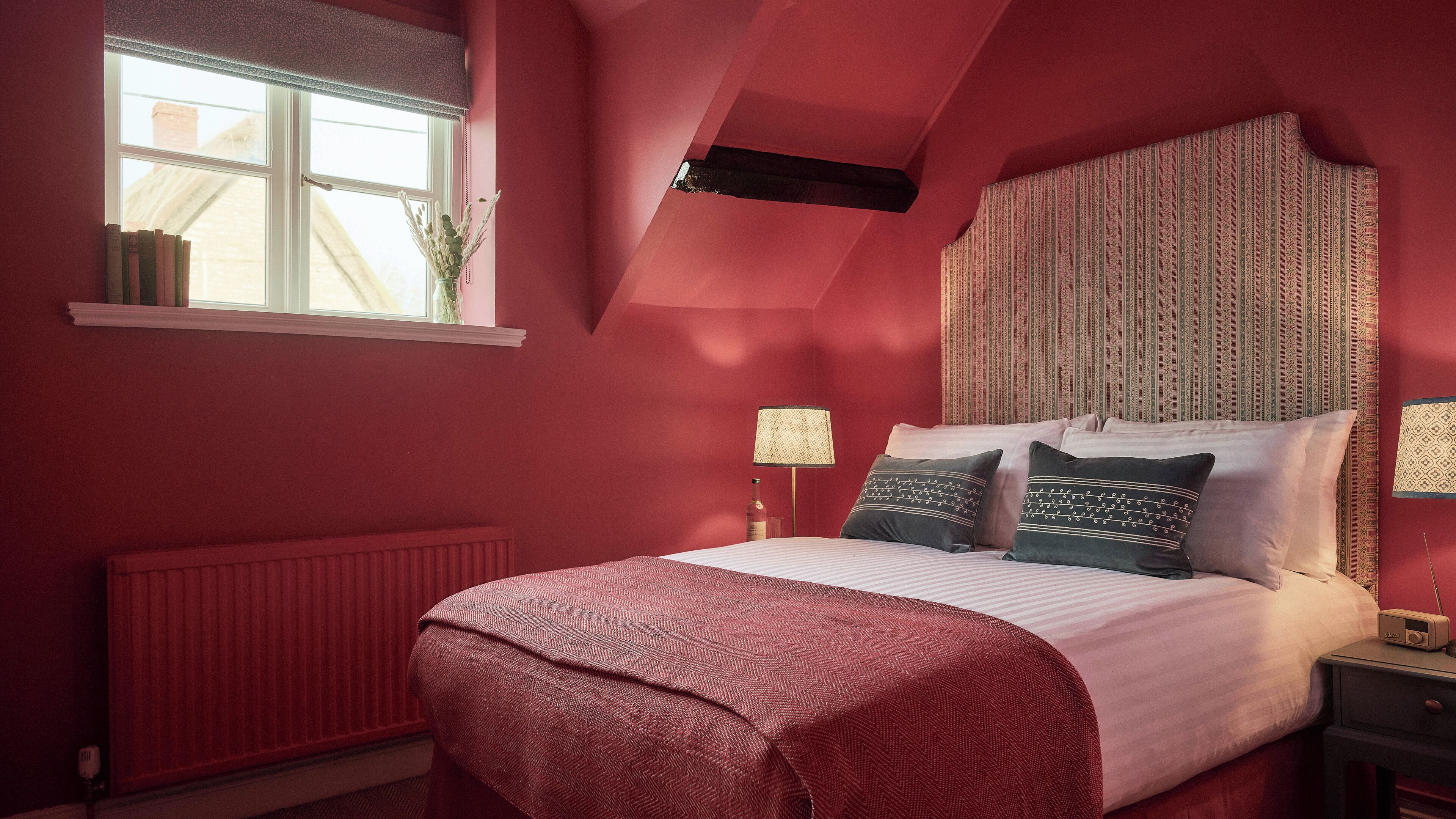 Habitación doble, 1 cama doble, no fumadores, Se admiten mascotas | Tabla de planchar con plancha y wifi gratis