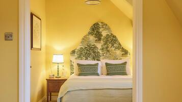 Suite, 1 King Bed with Sofa bed, Non Smoking, Bathtub