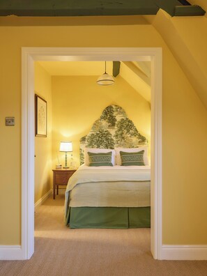 Suite, 1 King Bed with Sofa bed, Non Smoking, Bathtub | Iron/ironing board, free WiFi