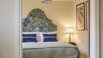 Suite, 1 King Bed with Sofa bed, Non Smoking, Bathtub | Iron/ironing board, free WiFi