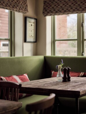 Petit déjeuner, déjeuner et dîner servis sur place