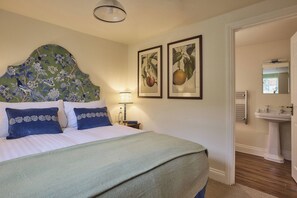 Suite, 1 King Bed with Sofa bed, Non Smoking, Bathtub | Iron/ironing board, free WiFi