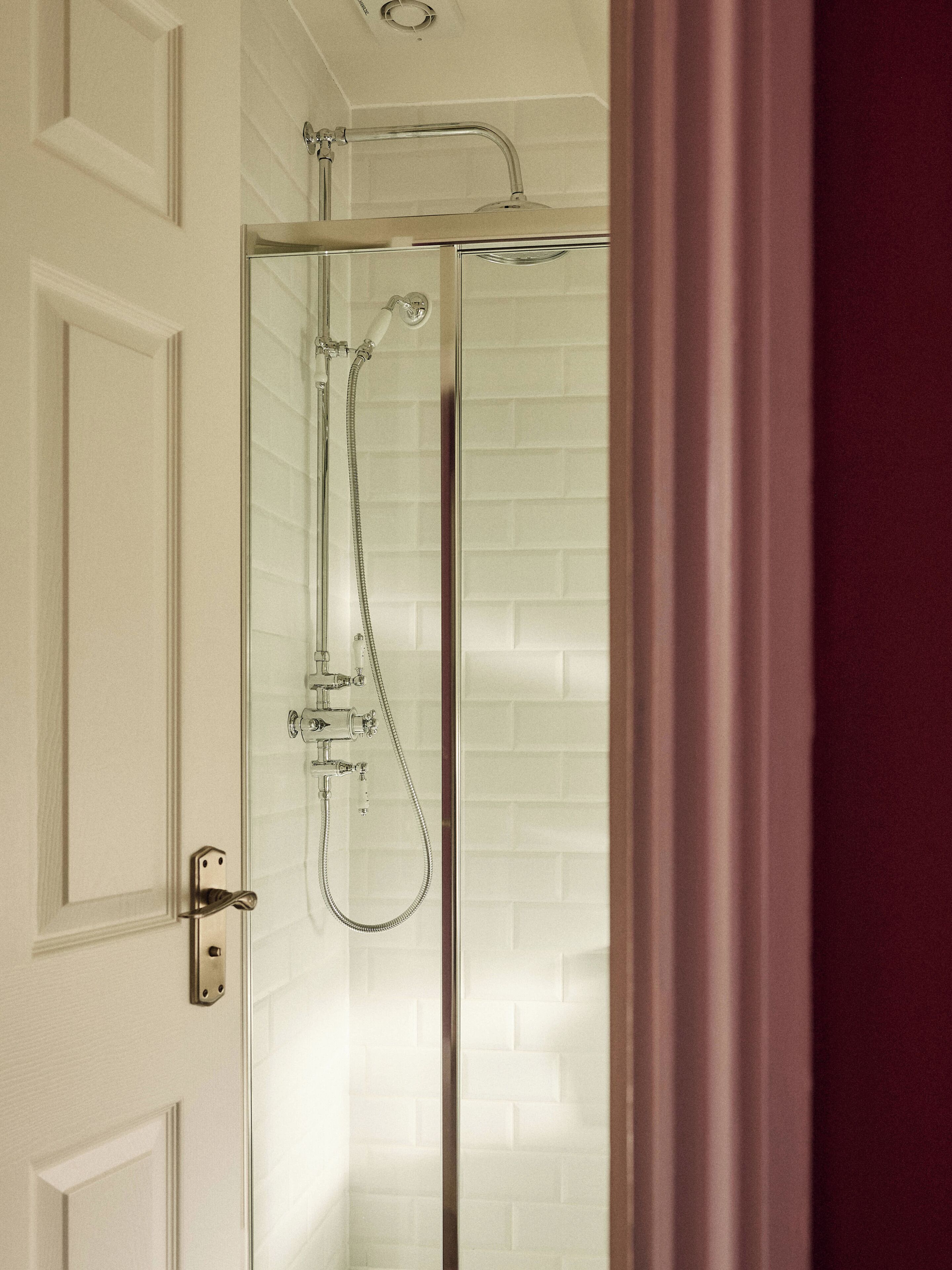 Hiustenkuivaaja, pyyhkeet, saippua, sampoo