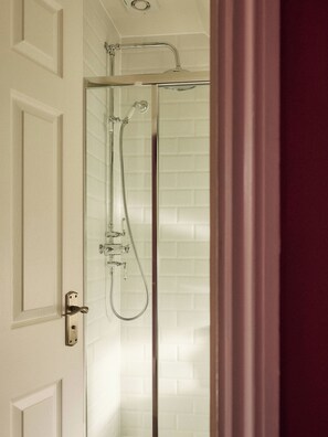 Pengering rambut, handuk, sabun, dan sampo