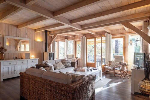 Charming all-wood villa with heated pool -4 bedrooms -3 bathrooms