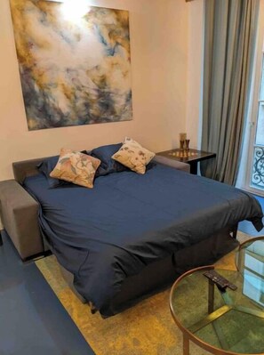 Iron/ironing board, Internet, bed sheets