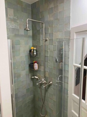 Hair dryer, towels, soap, toilet paper - Luxury apartment Louvre Paris (Paris)