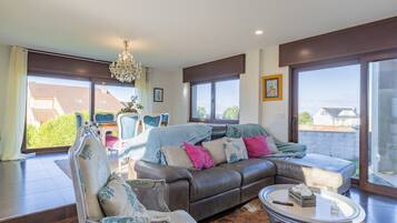 Televisión, chimenea y tenis de mesa