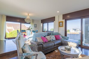 TV, lareira, mesa de pingue-pongue