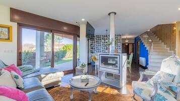 Televisión, chimenea, mesa de ping pong