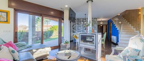 TV, fireplace, ping pong