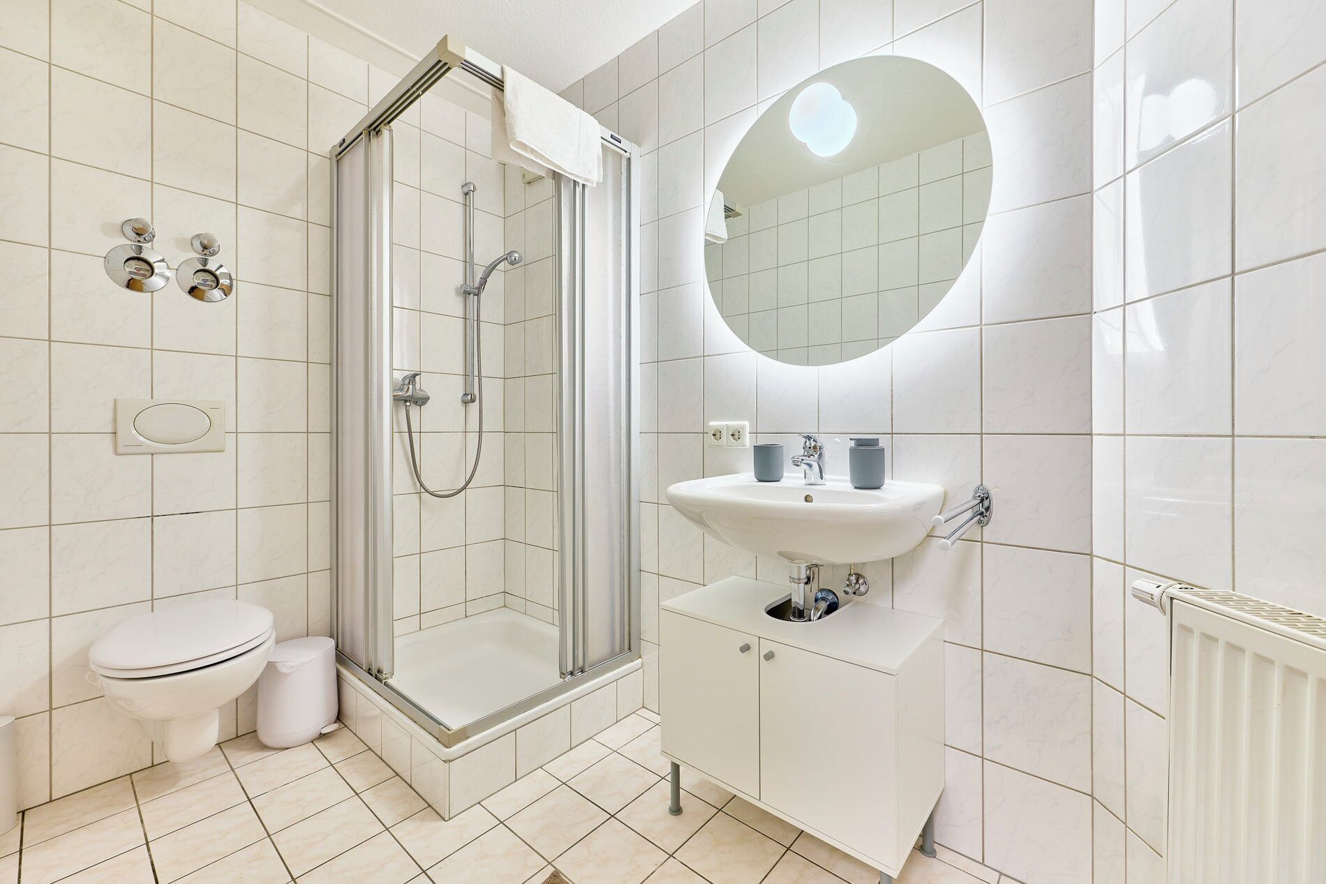 Een douche, een haardroger, handdoeken, zeep