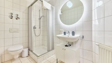 Een douche, een haardroger, handdoeken, zeep