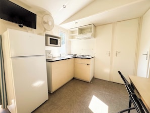 Microwave, highchair, cookware/dishes/utensils - Domaine Des Acacias Tours (La Ville-aux-Dames)
