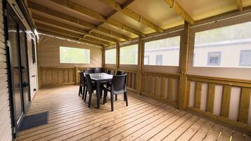 Bungalow superior, 4 habitaciones, balcón | Terraza o patio