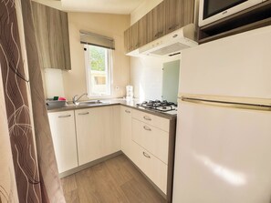 Cottage, 2 chambres | Cuisine privée | Micro-ondes, chaise haute, batterie de cuisine, vaisselle et ustensiles