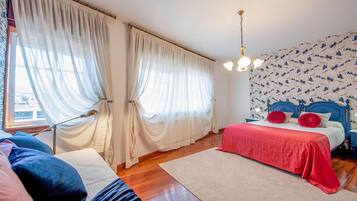 5 bedrooms, iron/ironing board, WiFi, bed sheets