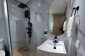 Shower, hair dryer, soap - LD House Luxury Próxima embaixada dos EUA (Santo Domingo)