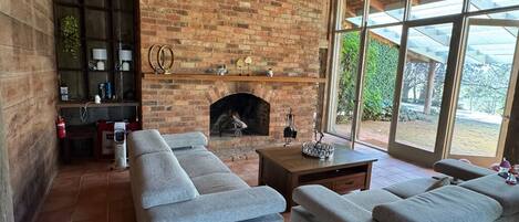 Smart TV, chimenea y oficina