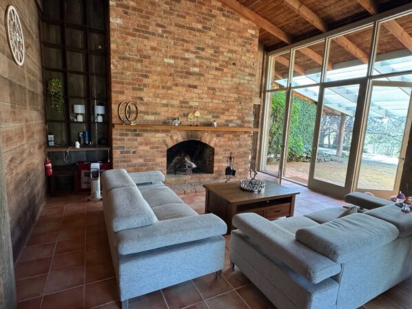 TV connectée, cheminée, espaces bureaux