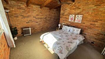 5 bedrooms, free WiFi, bed sheets