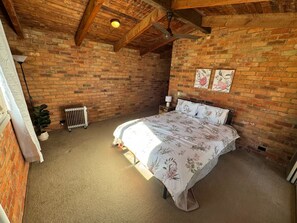 5 bedrooms, free WiFi, bed sheets