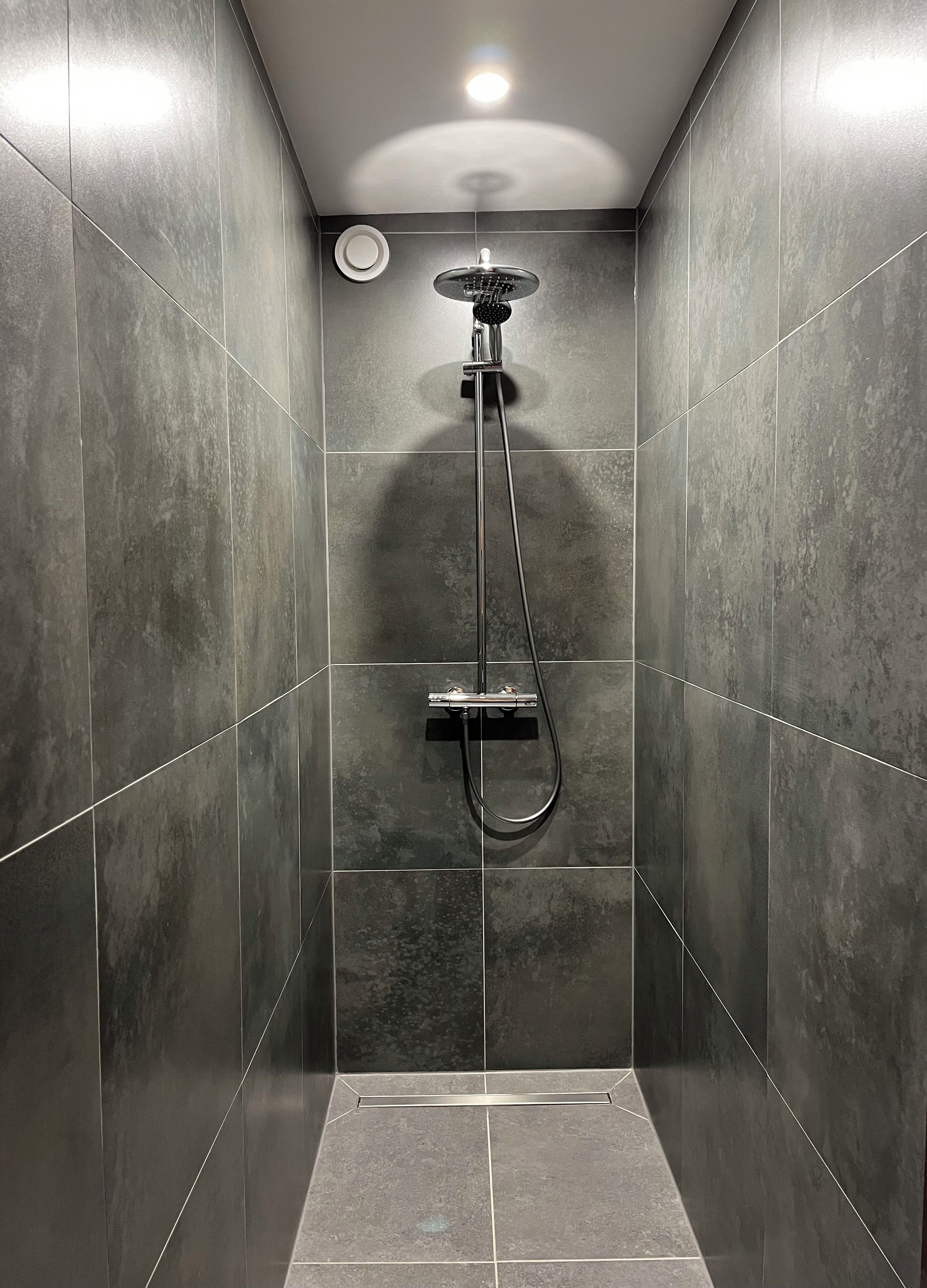 Douche, serviettes fournies, savon, papier toilette